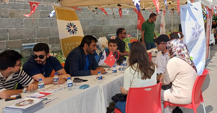 etu-tercih-gunlerinde-aday-ogrencilerle-bulusuyor