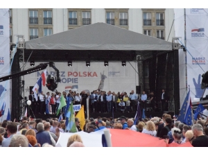 Polonya’da Muhalefet Partilerinden “Polonya’nın Yeri Avrupa” Yürüyüşü