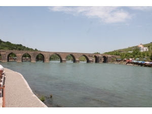 Diyarbakırlılar On Gözlü Köprü’de Serinliyorlar