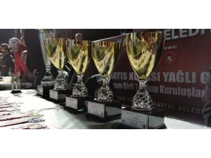 19 Mayıs Yağlı Güreşleri’ Kartal Sahilinde Gerçekleştirildi