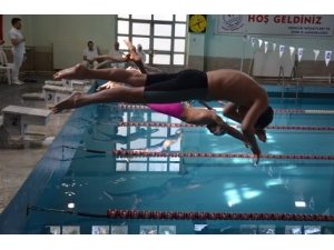 Malatya’da Yüzme Grup Müsabakaları