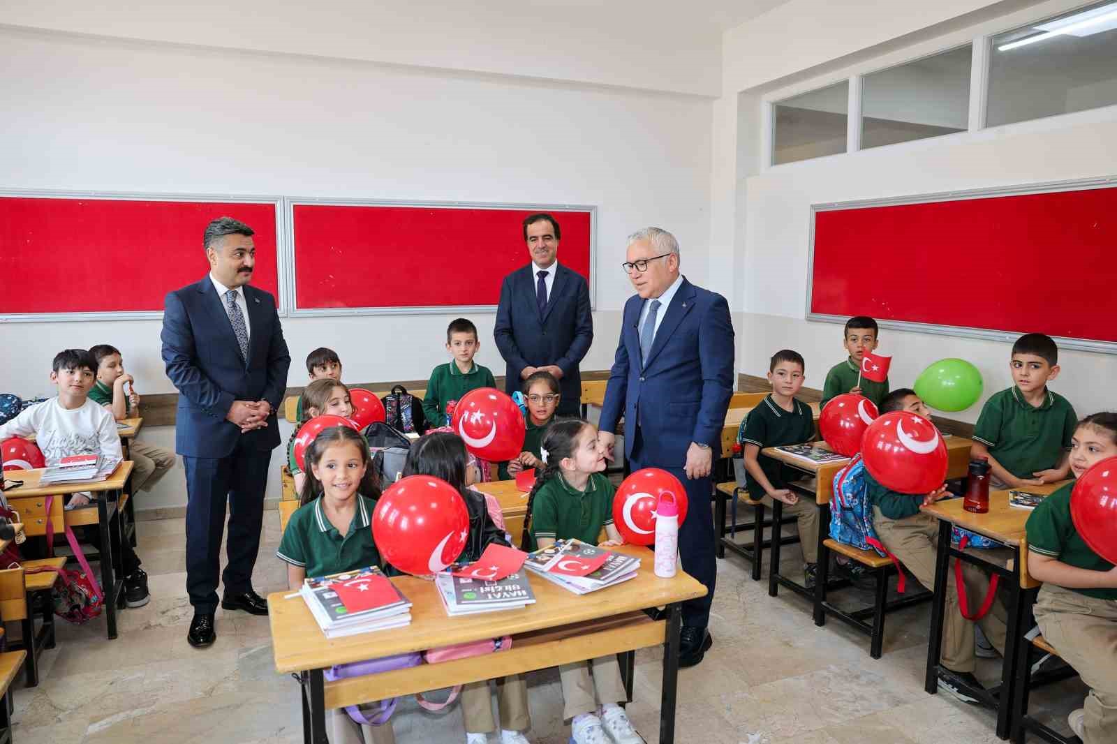 sivas-ta-113-bin-ogrenci-ders-basi-yapti
