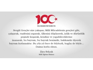 Bakan Selçuk: "Gençlere Yakışan, Bu Bayrak Benimdir, Hakkımdır Diyerek Bayram Kutlamaktır"