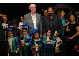 Minikler Yıl Sonu Etkinliğinde Kep Attı