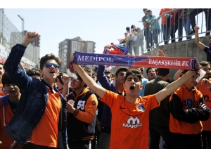 Başakşehir Taraftarı Takıma Moral Verdi
