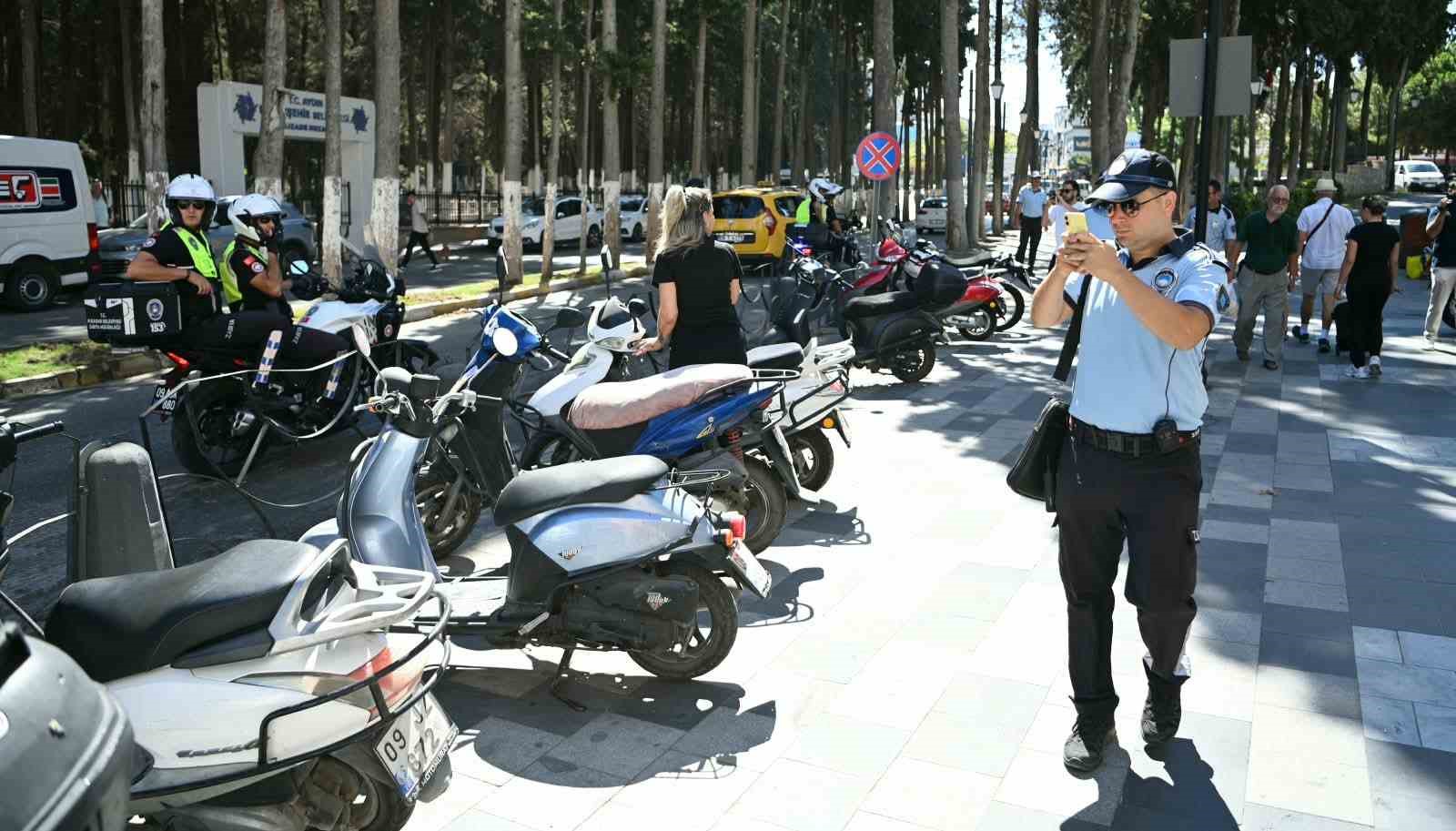 kusadasi-nda-kaldirimlar-bosaltildi-kurallara-uymayanlara-ceza