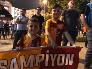 Denizli’de Horoz Heykelinin Önünde Kutlama