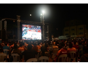 Taksim’de Dev Ekranda Anadolu Efes Heyecanı