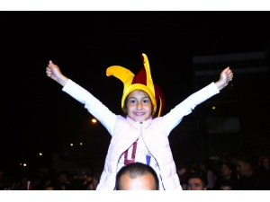 Florya’da Teknik Heyet Ve Sporcular Taraftarı Selamladı