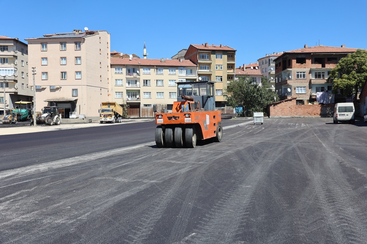 sungurlu-eski-sanayi-sitesi-sicak-asfaltla-bulusturuldu