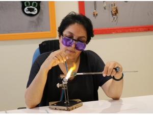 Cama Üfleyen Kadın