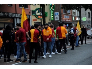 Belçika’da Galatasaray Taraftarları Sokağa Döküldü