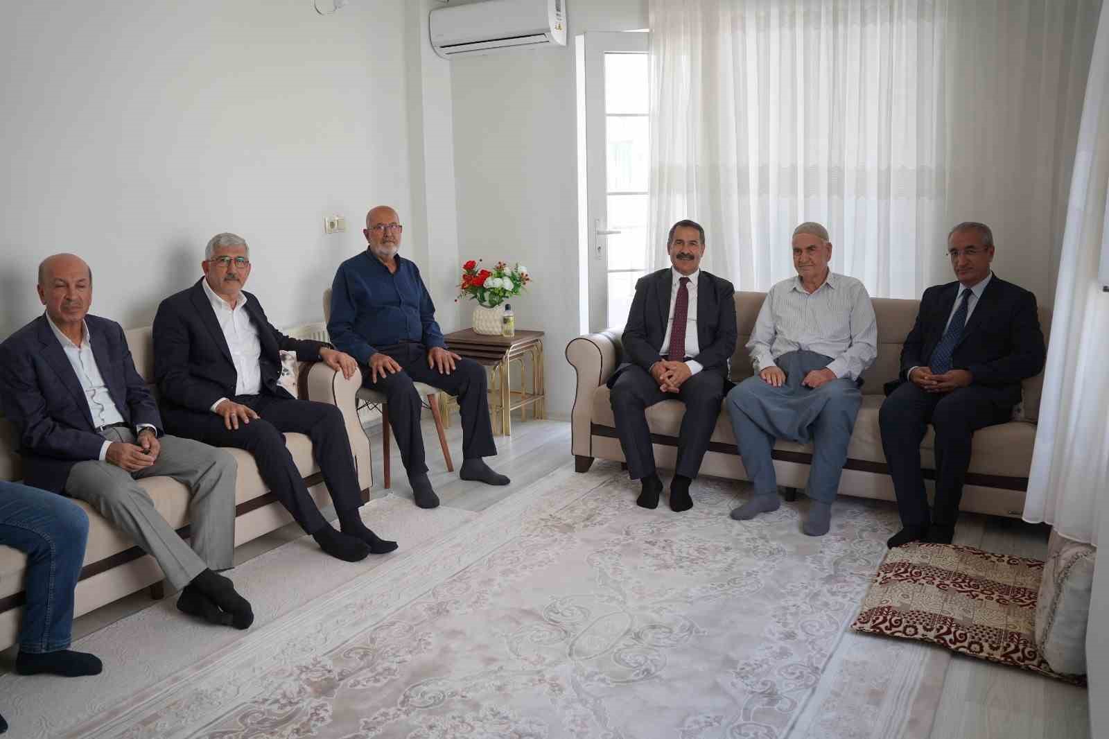 ak-parti-li-yaman-turkiye-yuzyili-bulusmalari-kapsaminda-kahta-da-temaslarda-bulundu