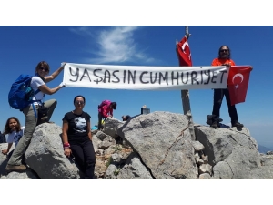 19 Mayıs’ı Bin 800 Metre Zirvede Kutladılar