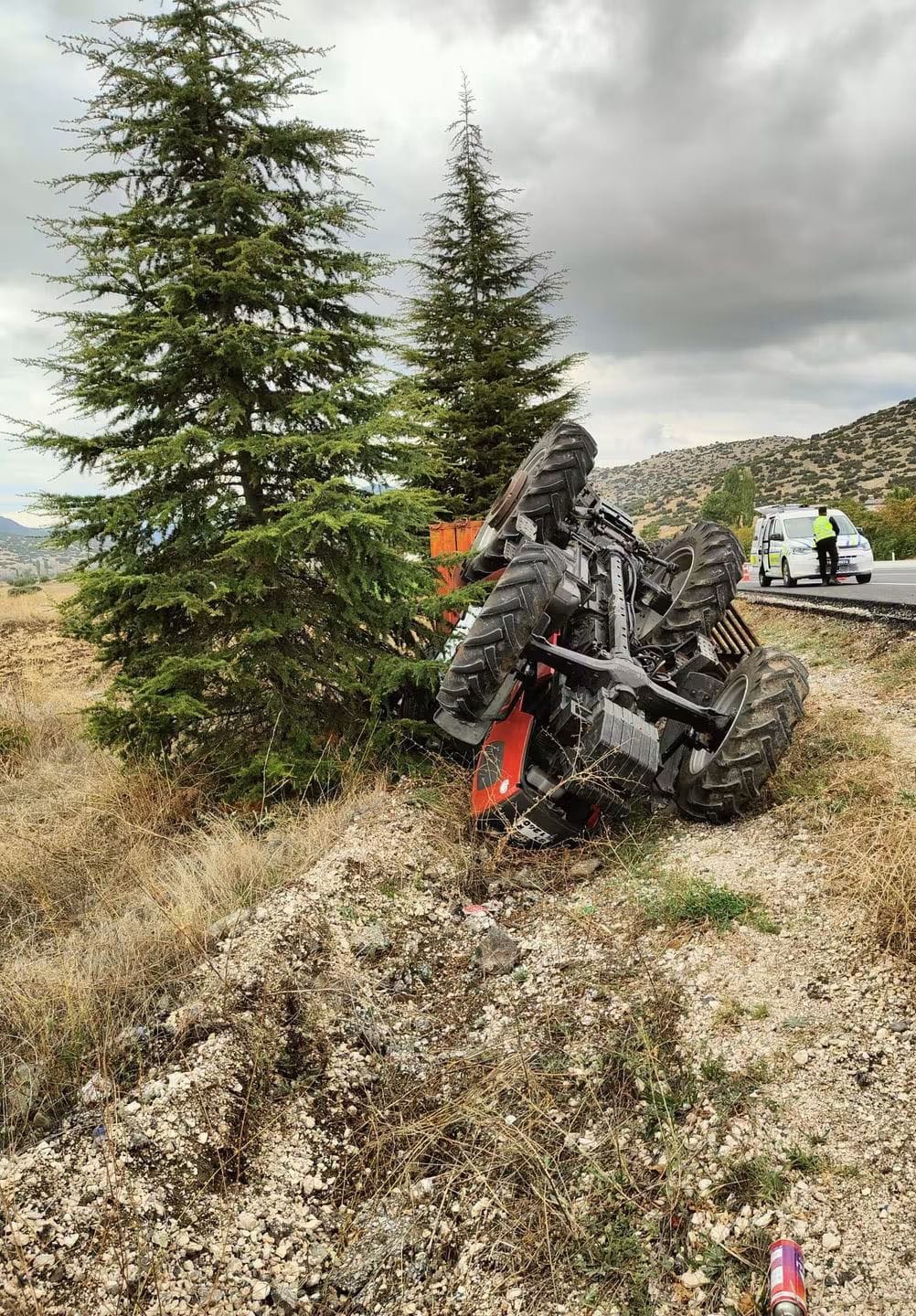 burdur-da-traktor-devrildi-surucusu-yaralandi