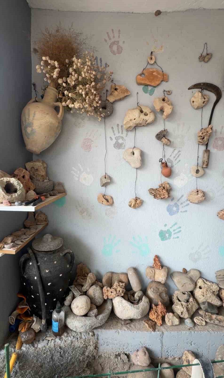 siirt-te-koyluler-eski-oldugunu-dusundugu-taslari-ev-bahcesinde-sergiliyor