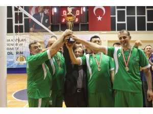 Kurumlar Arası Voleybol Turnuvası’nın Şampiyonu Esnaf Spor Oldu