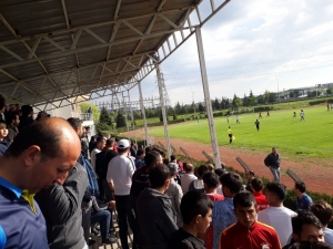 Seyirci Sahaya Girdi, Maç 17 Dakika Durdu