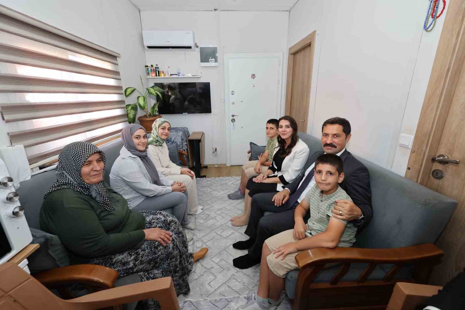 vali-masatli-yuregimizdeki-isik-projesi-kapsaminda-bilgin-ailesiyle-bir-araya-geldi