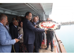 Önce 19 Yıl Önce Deniz Kazasında Ölen 38 Kişiyi Andılar, Sonra Denizde İneklerini Yıkadılar