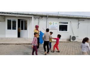 Minik Çocuklar Temiz Çevre İçin Çöp Topladı