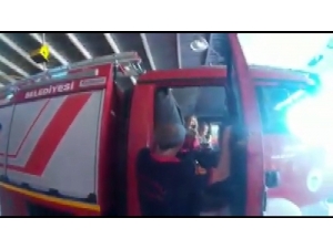 Yangını Söndürmek İçin Koşan İtfaiye Erine, Doğum Günü Sürprizi