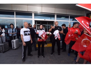 Dünya Kupası Şampiyonu Hayriye Türksoy Çiçeklerle Karşılandı
