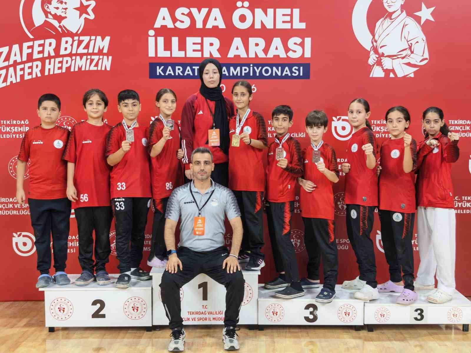 korfez-genclerbirligi-tekirdag-daki-karate-sampiyonasindan-10-madalyayla-dondu