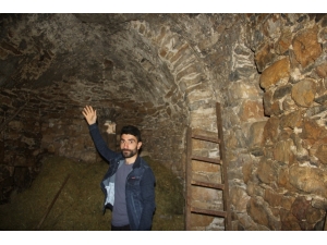 Müslüman Aile Bin 500 Yıllık Tarihi Kiliseye Gözü Gibi Bakıyor