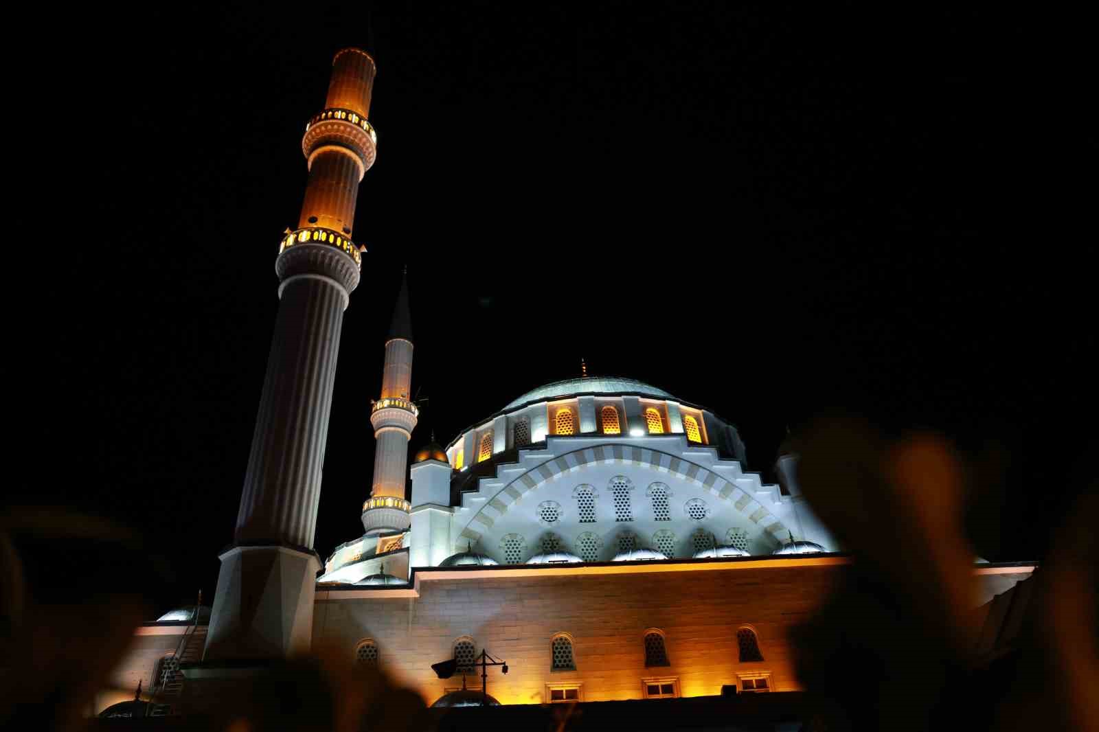 15-temmuz-un-10-yil-donumunde-elazig-da-camilerde-sela-okundu