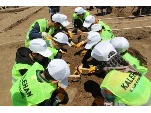 Öğrenciler, Arkeolojik Kazıya Katıldı