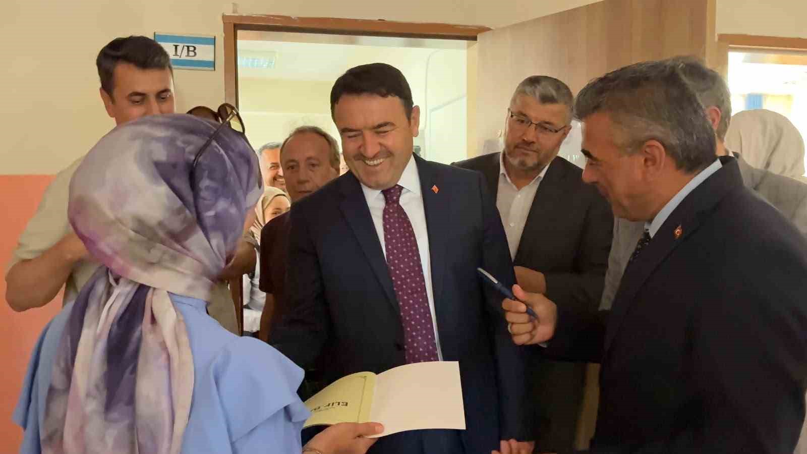 kutahya-valisi-isin-yaz-kur-an-kursu-ogrencilerinin-dondurma-cagrisina-kayitsiz-kalmadi