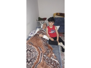 Sosyal Medya Fenomeni ’Vanlı Amcan’, İhtiyaç Sahibi Olan Ailelerin Yardımına Koşuyor