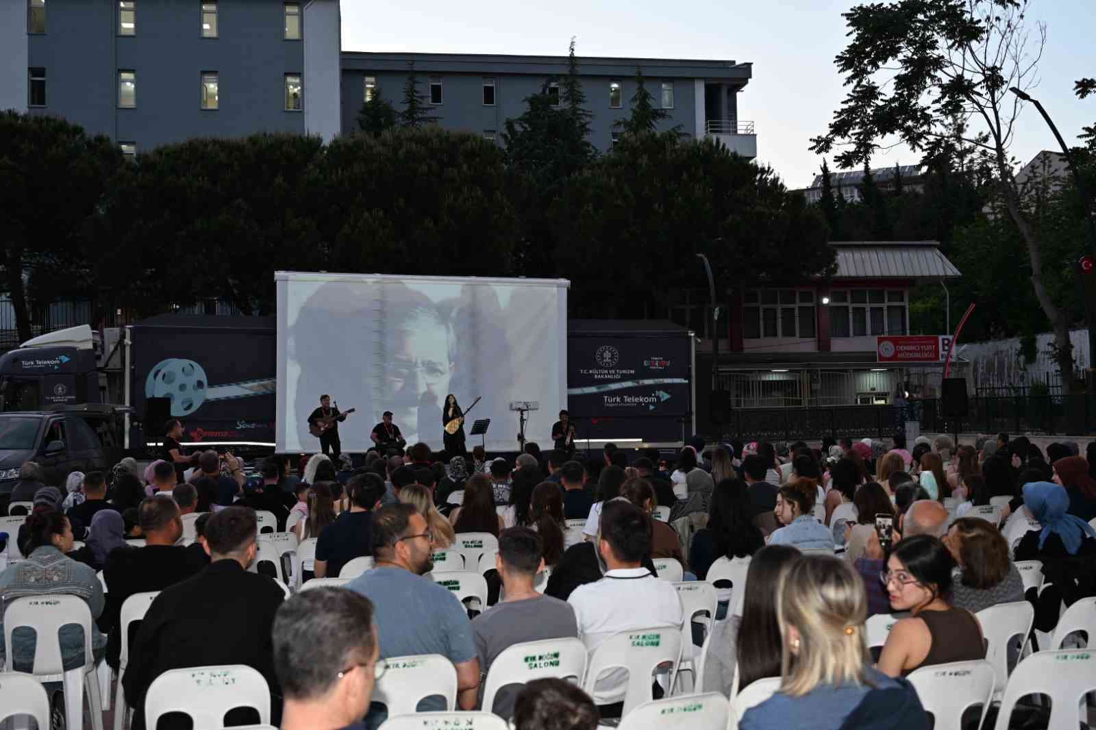 manisa-da-gezen-sinema-tiri-coskusu