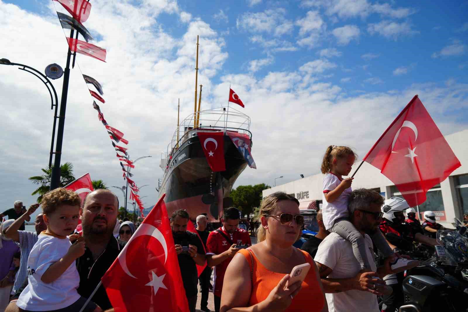 bandirma-vapuru-karadan-yurutulerek-yeni-yerine-tasindi-mehter-marsi-ile-karsilandi