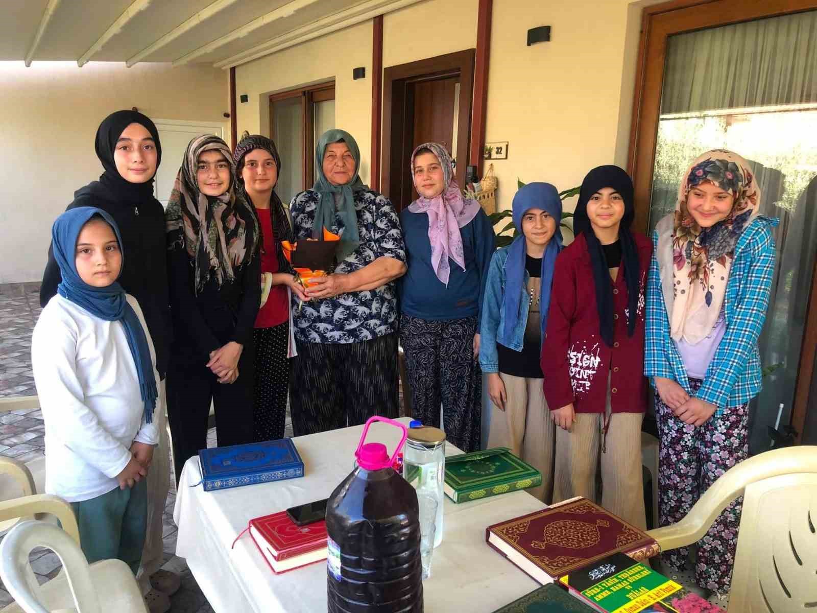 kur-an-kursu-ogrencilerden-gazi-esine-dua-ziyareti