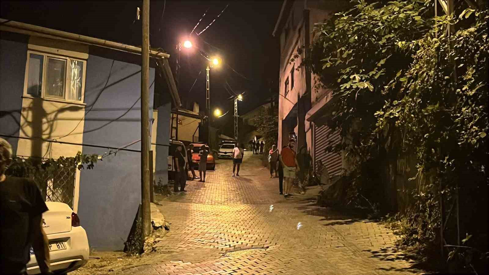 pompali-tufekle-geldi-gece-yarisi-mahalleliyi-sokaga-doktu-1-yarali