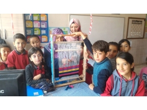 Minik Öğrenciler Halı Dokuyor
