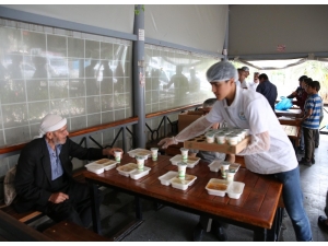 Canpolat’tan Hasta Yakınlarına İftar İkramı