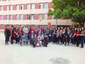 Mavi Kapaklar Tekerlekli Sandalyeye Dönüştü