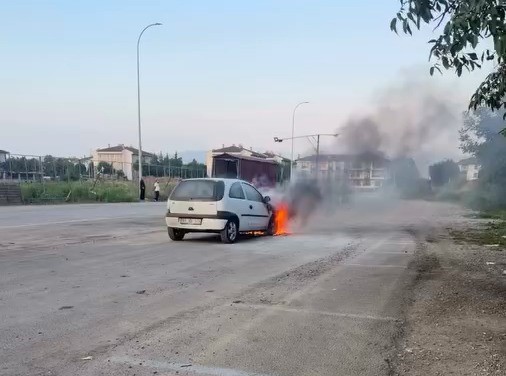 duzce-de-otomobil-yangini-buyumeden-sonduruldu