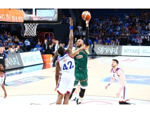 Anadolu Efes, Seride 1-0 Öne Geçti