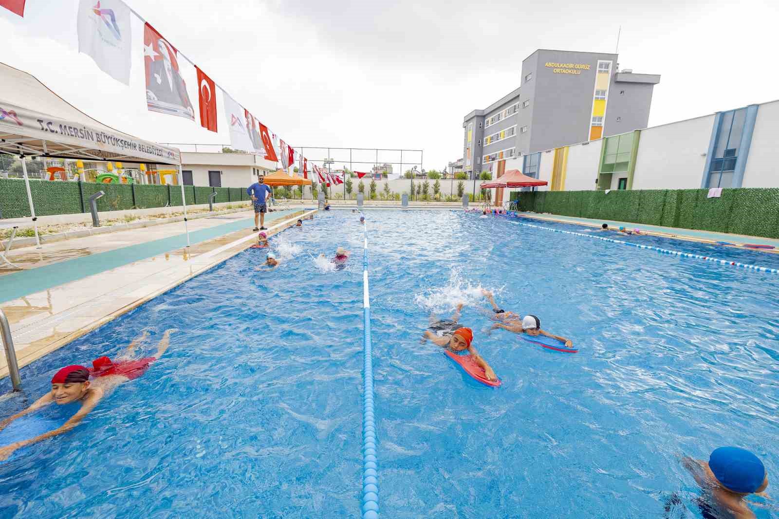 mersin-de-7-den-77-ye-herkes-yuzme-kurslarinda-bulusuyor