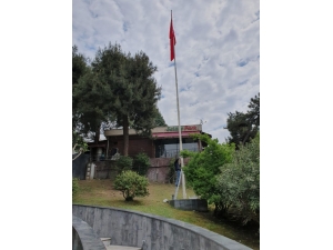 İzmit’te Yıpranan Bayraklar Yenilendi