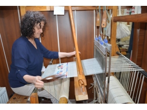 Hobi Olarak Başladığı Keten Dokumayı Ticarete Dönüştürdü