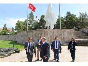 Dumlupınar’da Şehitlik Tanıtım Ve Çevre Düzenleme Çalışmaları