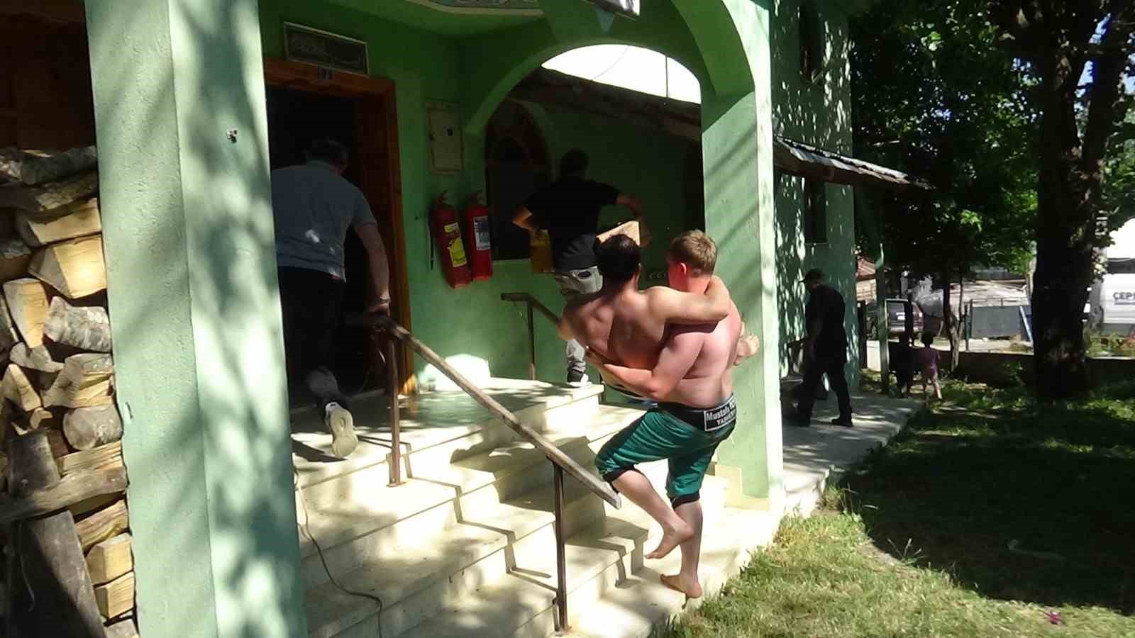 mudurnu-er-meydaninda-fair-play-aci-ceken-rakibini-kucaginda-tasidi-imdadina-seyirci-yetisti