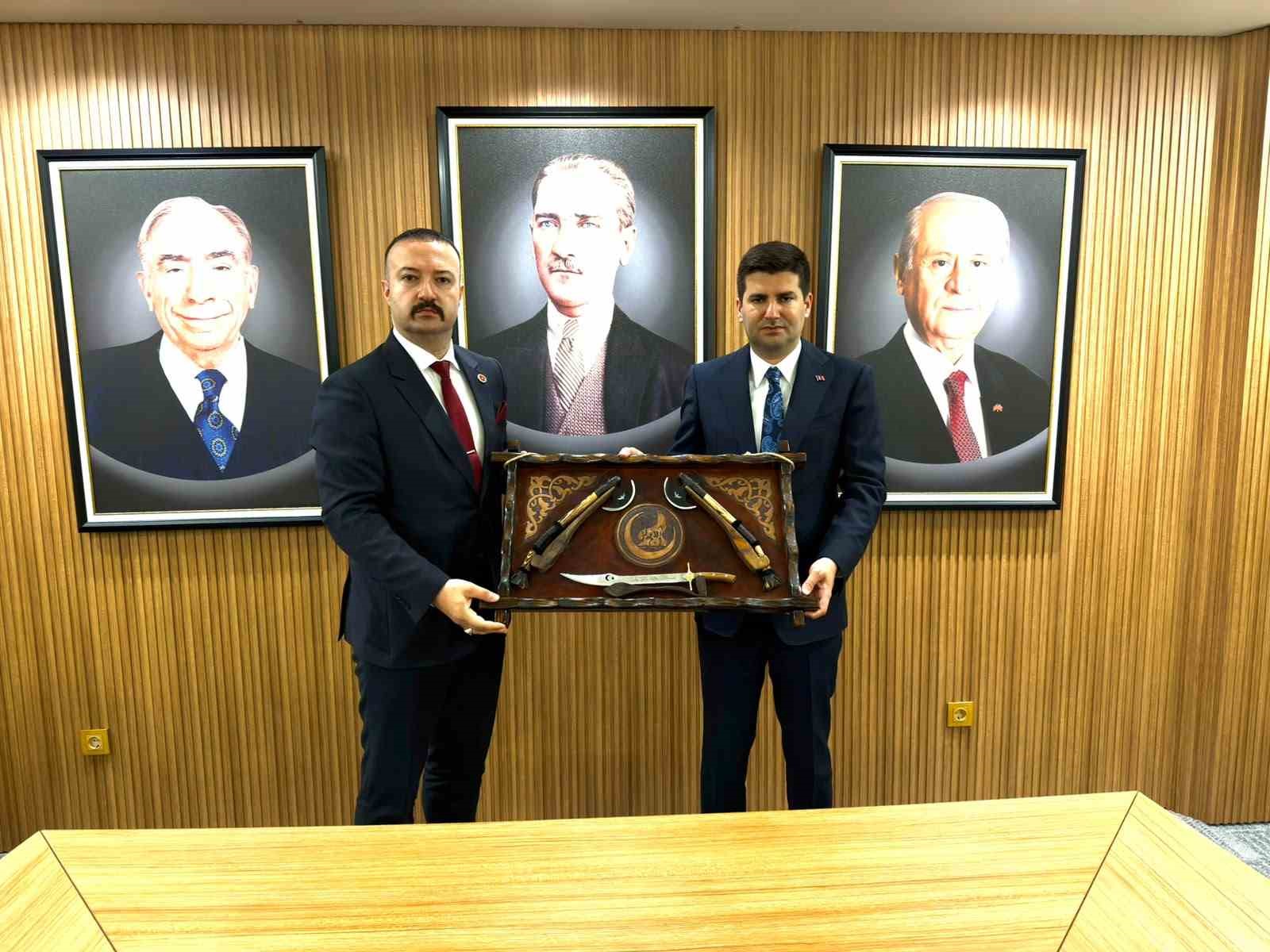 ulku-ocaklari-il-baskani-emirler-den-mhp-lideri-bahceli-ye-ziyaret