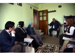Vali Eşinden Yaşlı Aileye Ziyaret