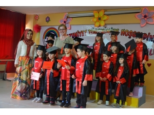 Anaokulu Öğrencilerinin Mezuniyet Coşkusu
